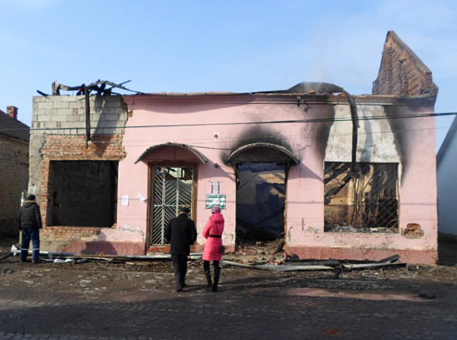 Берегівські пожежники разом з добровольцями ліквідували пожежу у магазині (ФОТО)