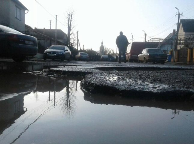 На Виноградівщині селяни заблокували дорогу через її жахливий стан