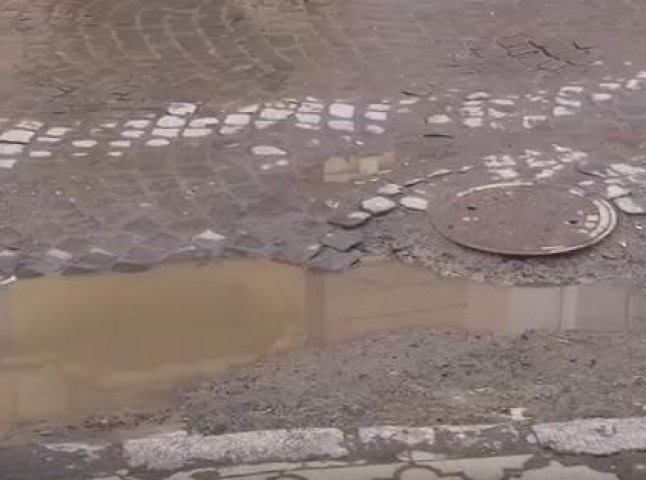 Площу Корятовича, що в центрі Ужгорода, заливає каналізаційними водами