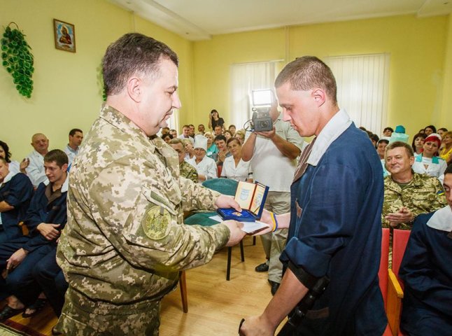 Міністр оборони нагородив військовослужбовців, які лікуються у Мукачеві