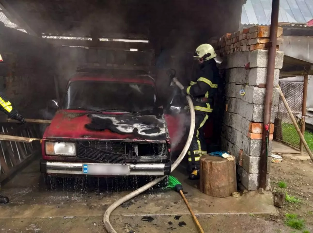 На Хустщині горів автомобіль. Існувала загроза перекидання вогню на будівлі