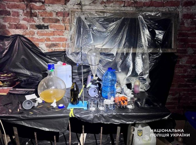 Затримали зловмисника, причетного до організації масштабної нарколабораторії на Мукачівщині Затримали зловмисника, причетного до організації масштабної нарколабораторії на Мукачівщині