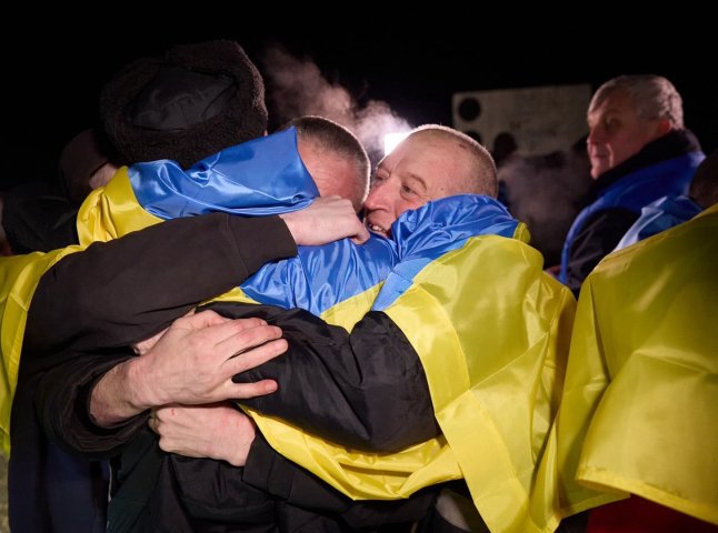 Українські захисники нарешті повернулися додому: відбувся 49-й обмін полоненими