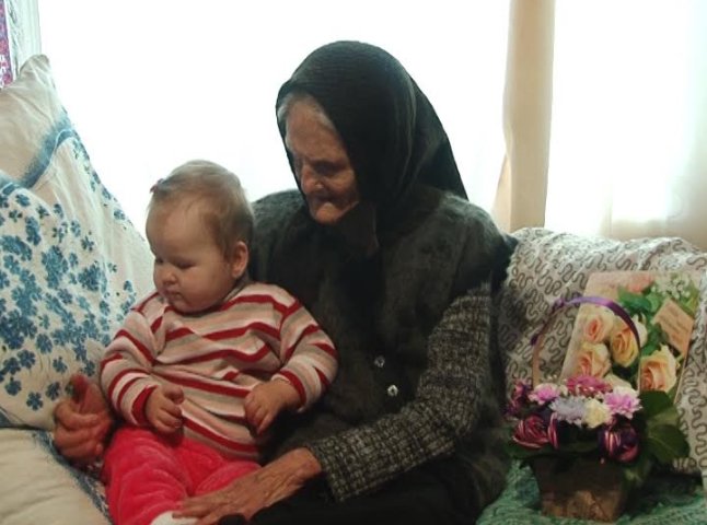 Активна та життєрадісна: закарпатська довгожителька відсвяткувала 101 рік народження