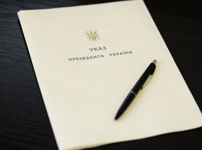 До Дня Конституції Петро Порошенко відзначив трьох закарпатців почесними званнями