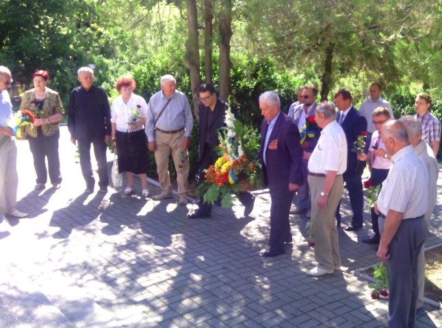 В Ужгороді хвилиною мовчання вшанували пам’ять жертв війни