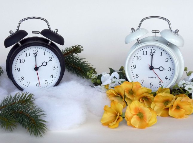 Цього тижня в Україні переводять годинники на зимовий час