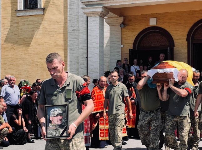 У Мукачеві попрощалися із загиблим на війні 32-річним Героєм