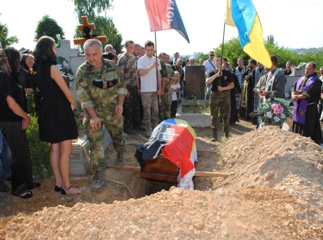 На Мукачівщині попрощались з бійцем "Правого сектору", який загинув у зоні АТО