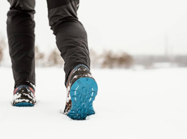 Щоб взуття на ожеледі не ковзало: чим обробити підошву