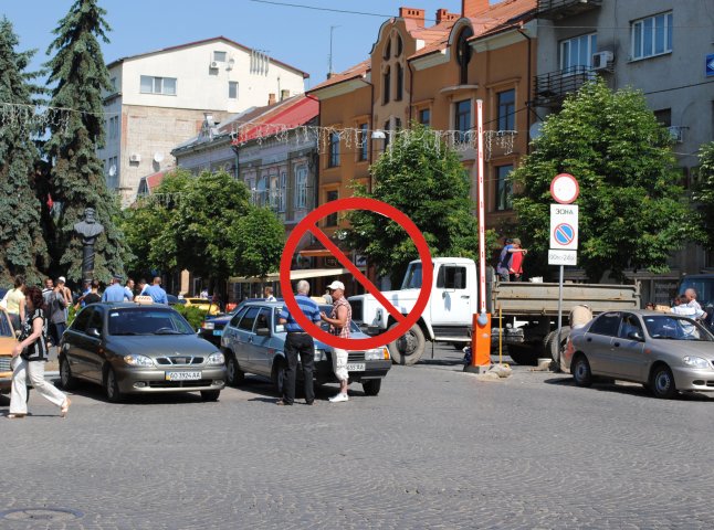 Центральну пішоходну частину Мукачева закрили для автомобілів всерйоз і надовго (РІШЕННЯ)