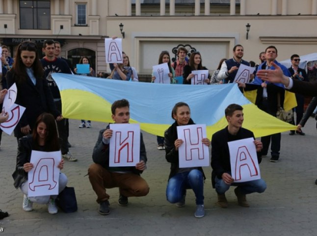 У центрі Ужгорода студенти та активісти молодіжних організацій організували флеш-моб "Україна – єдина"
