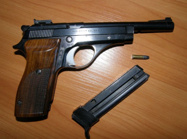 Правоохоронці вилучили у мешканця Берегівщини саморобний пістолет та набої