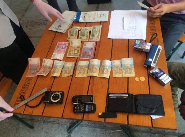 На хабарі у розмірі 15 тисяч гривень затримано працівника Мукачівського військового комісаріату