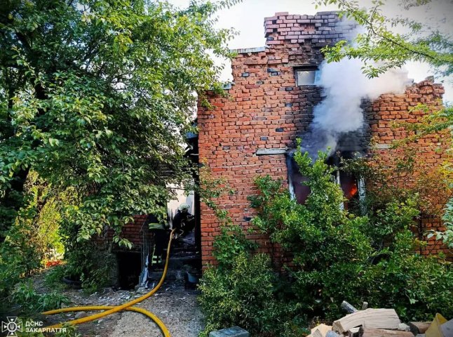 Люди помітили пожежу, але вогонь вже охопив дах: у селі біля Мукачева рятували будинок