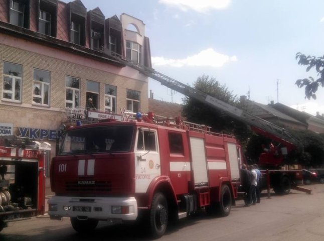 У центрі Ужгорода горіла будівля: рух біля місця події перекритий