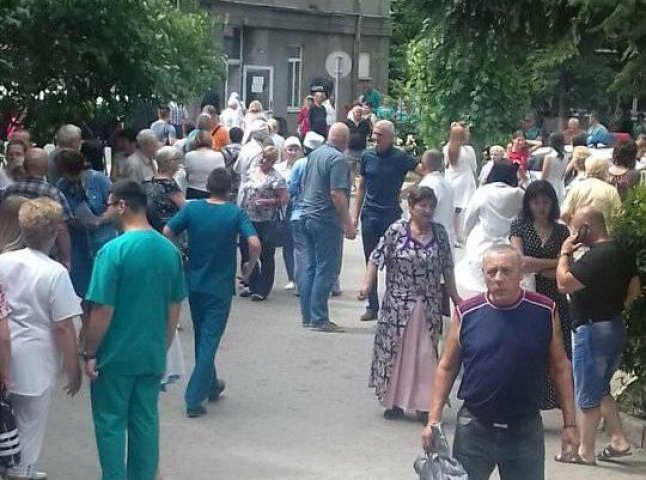 Пацієнтів та медперсонал евакуйовують: у Мукачеві повідомили про замінування ЦРЛ та дитячої лікарні