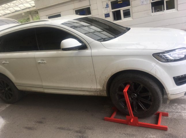Розшукуване Інтерполом Audi-Q7 затримали на Закарпатті