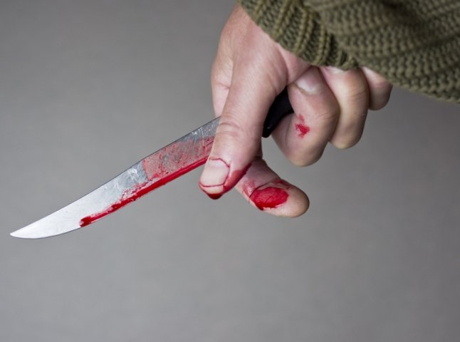 Чоловік із ножем в руках зайшов у магазин і напав на дружину