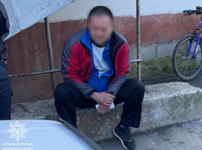 На одній із вулиць Ужгорода у двох чоловіків виявили наркотики