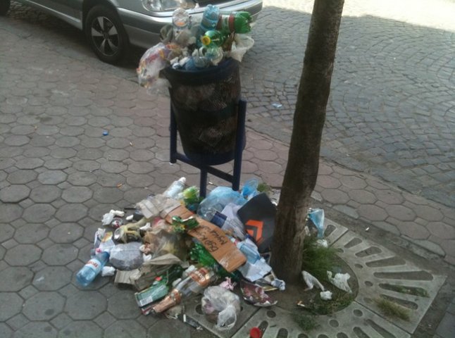 Прибиральникам начхати на сміття в центрі Мукачева (ФОТОФАКТ)