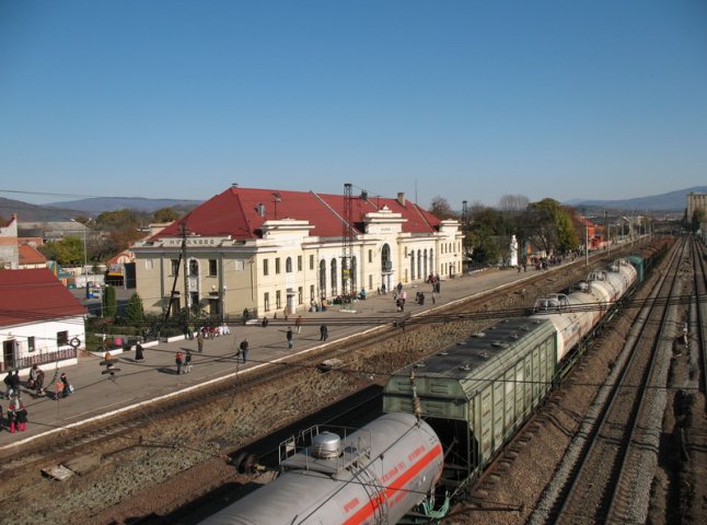 Трагічний випадок у Мукачеві: молода людина впала під потяг