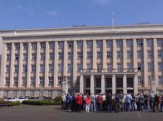 Обурені закарпатці вийшли під стіни Закарпатської обласної адміністрації