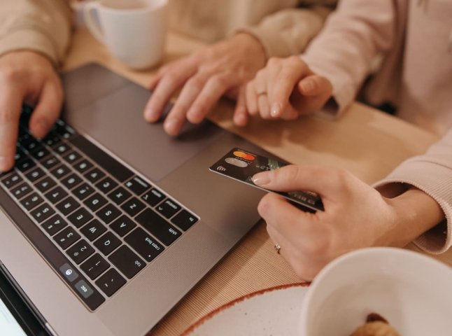 На чужу карту не перерахують - хто і як може отримати виплати за пенсіонера