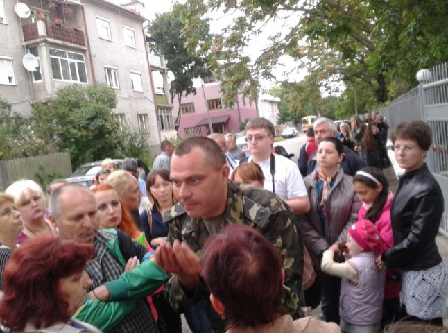 Рідні закарпатських військовослужбовців погрожують перекрити трасу Київ-Чоп, якщо для військових не проведуть ротації (ФОТО)