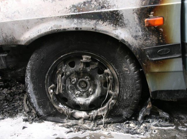 В Ужгороді за поки нез’ясованих обставин загорівся автомобіль