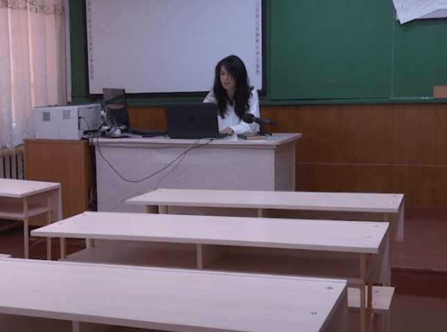 Як закарпатська вчителька проводить уроки в пустому класі
