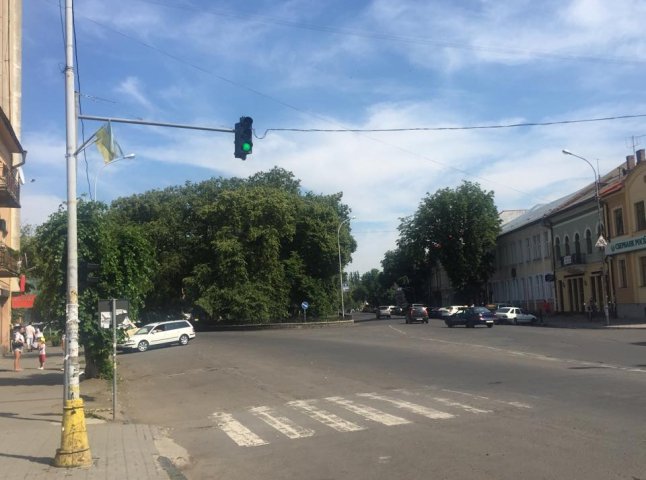 На вулиці Льва Толстого в Ужгороді запрацював світлофор