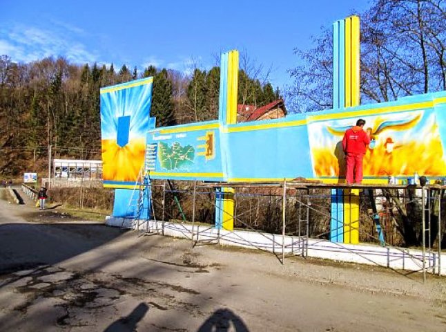 При в’їзді у Воловець художник малює велике зображення Небесної Сотні (ФОТО)