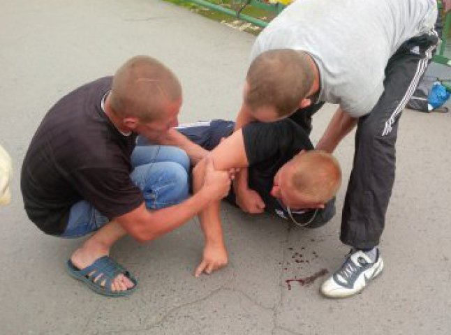 В центрі Ужгорода молодий хлопець напав на перехожого