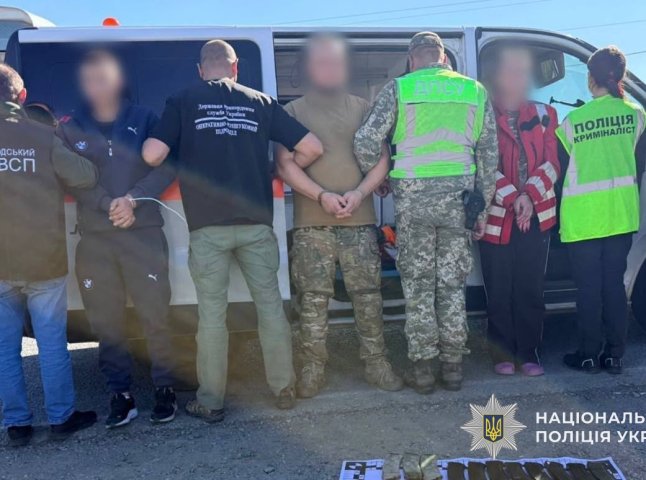 На Закарпатті у замаскованій під швидку допомогу автівці виявили зброю