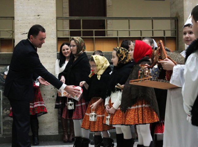 В Закарпатській ОДА колядували дітлахи зі Словаччини (ФОТО)