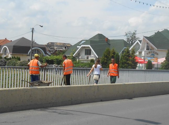 У Мукачеві відремонтували пішохідні доріжки на Росвигівському мості (ФОТОФАКТ)
