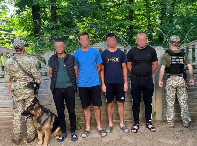 На околиці Ужгорода затримали групу чоловіків: що вони утнули