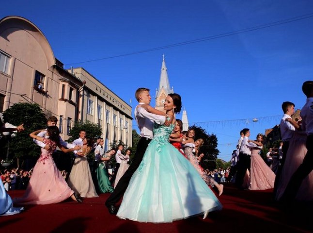 Завтра у Мукачеві відбудеться парад випускників
