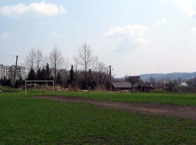 В Ужгороді зацікавлені особи хочуть відібрати в дітей футбольне поле