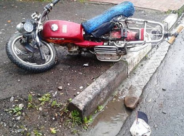 Неповнолітній мотоцикліст з Міжгірщини врізався в автозупинку