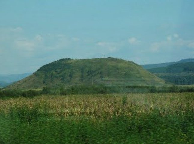 На Тячівщині горіла відома своїм надписом гора (ФОТО)