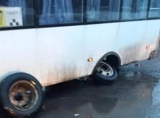 В Ужгороді під час руху від маршрутки відвалилось колесо