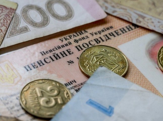 Стало відомо, чи зможуть отримувати пенсії українці, які перебувають за кордоном