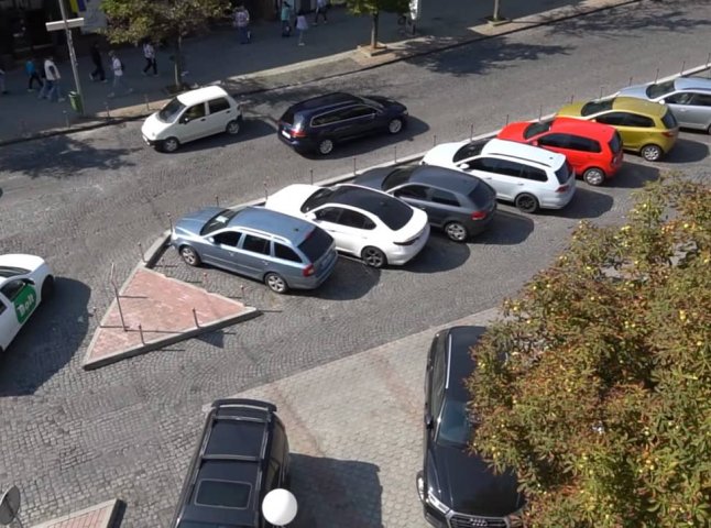 У Мукачеві розпочали облаштування перших двох платних парковок