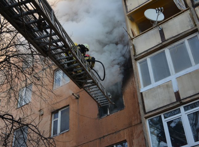 З ужгородської багатоповерхівки, у якій сталась пожежа, евакуйовано 20 осіб