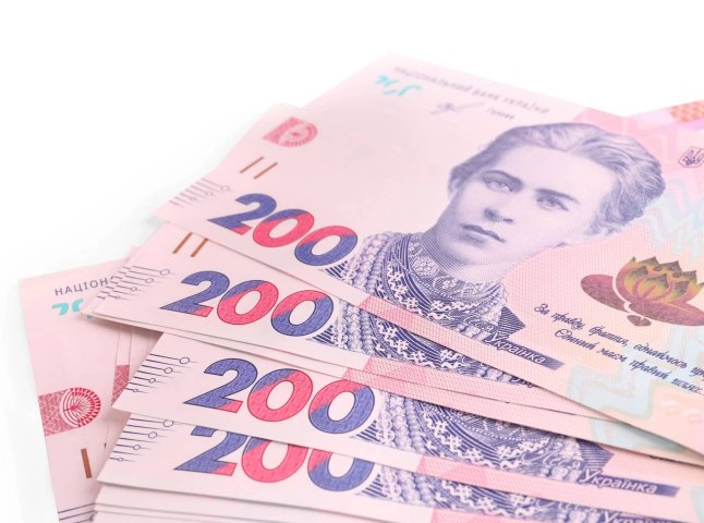 Деяким українцям до 15 червня на картку нарахують 2000-3000 гривень спеціальної допомоги
