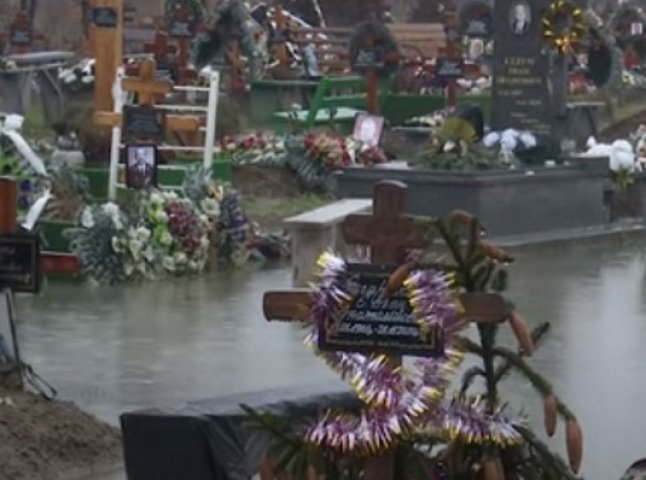 Побачене на кладовищі в Мукачеві шокувало людей