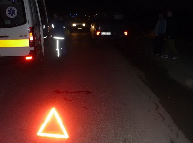 На трасі Київ-Чоп мікроавтобус смертельно травмував пішохода