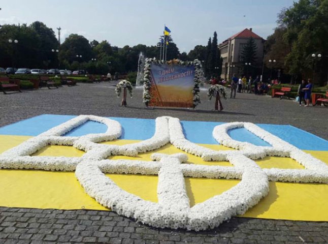 В Ужгороді виклали семиметровий герб України із живих квітів